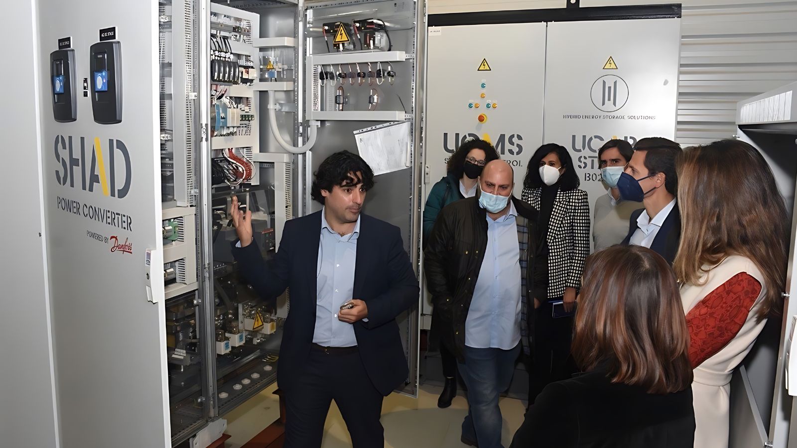 El proyecto de almacenamiento híbrido con control grid-forming, impulsado por Red Eléctrica e Iberdrola, se centró en el desarrollo y evaluación en laboratorio de un sistema de almacenamiento novedoso dotado de control grid forming. Los resultados han demostrado la capacidad del sistema para funcionar en modo GFM proporcionando entre otros servicios, regulación de potencia, funcionamiento en isla alimentando carga, reposición del servicio, amortiguamiento de oscilaciones y emulación de inercia