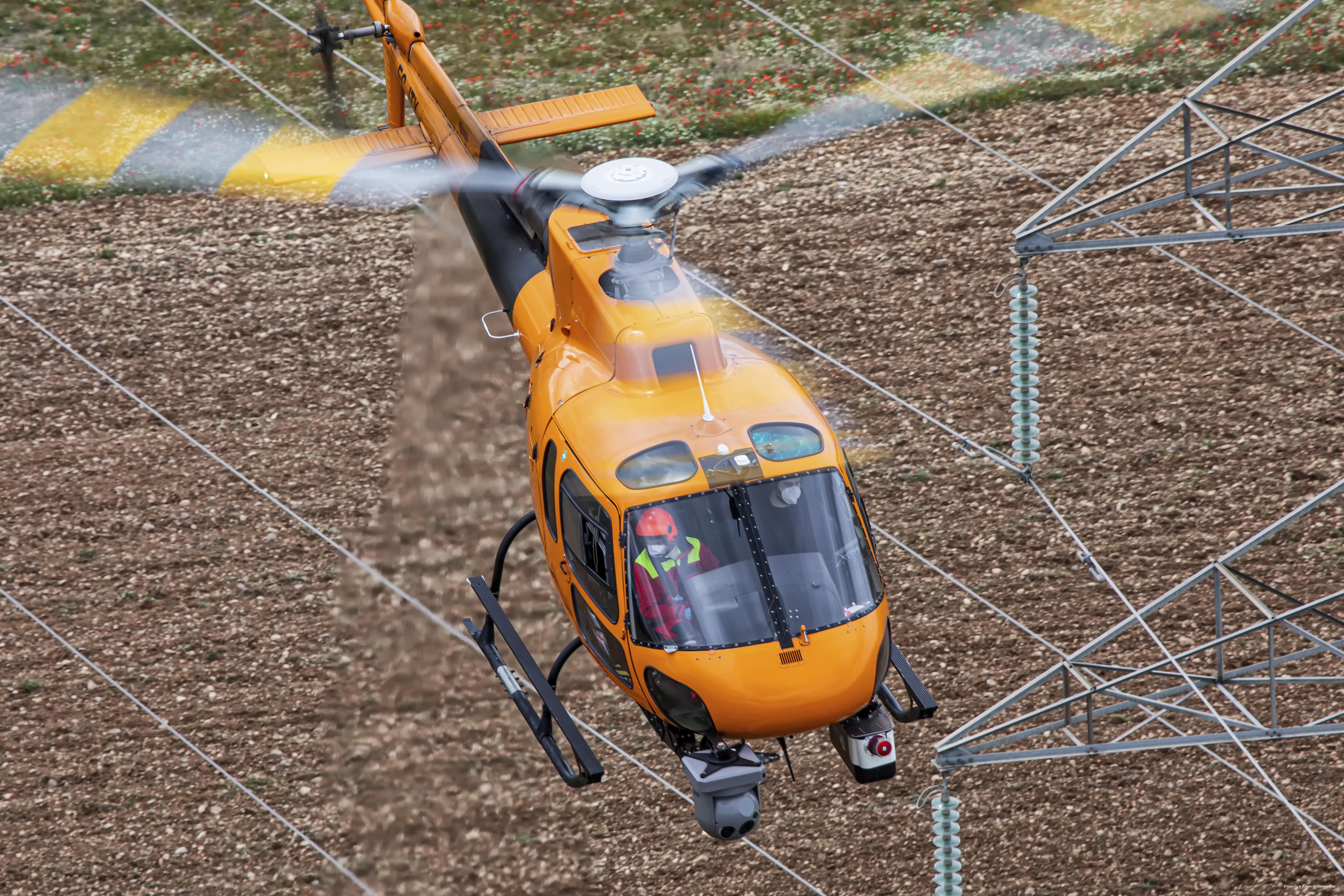 Helicóptero revisando líneas